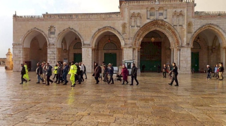 عشرات المستوطنين يقتحمون "الأقصى" بحماية شرطة الاحتلال