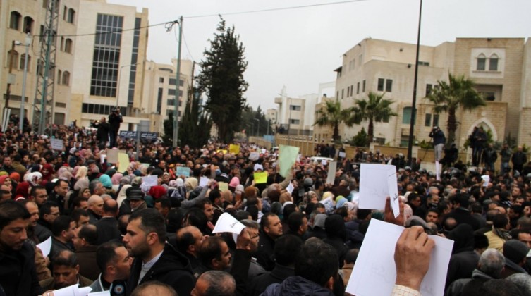 "حراك المعلمين" يهدد في حال تم خصم رواتبهم هذا الشهر