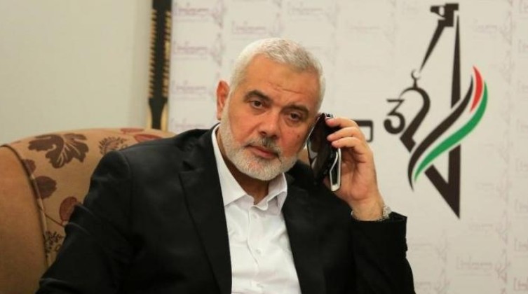 هنية يهاتف المحرر "الشوبكي" مُهنئًا بمناسبة الإفراج عنه