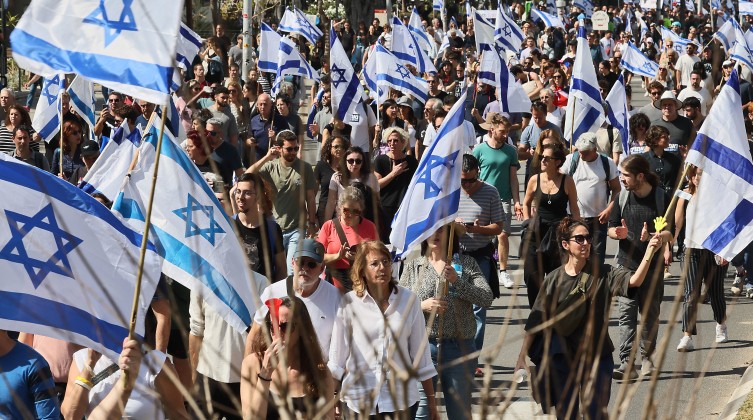 بالفيديو والصور: آلاف الإسرائيليين يخرجون في تظاهرات احتجاجا على "إضعاف القضاء"