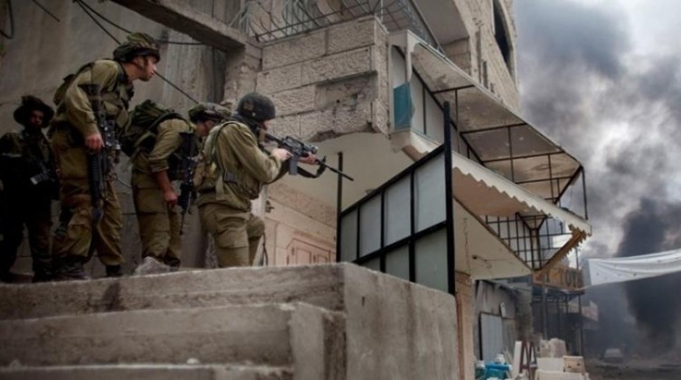 بالفيديو: الاحتلال يعتقل مواطنا من عقبة جبر بعد محاصرة منزله