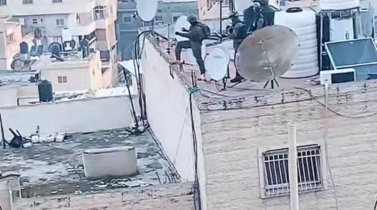 قوات الاحتلال تأخذ قياسات منزل عائلة منفذ عملية حاجز شعفاط