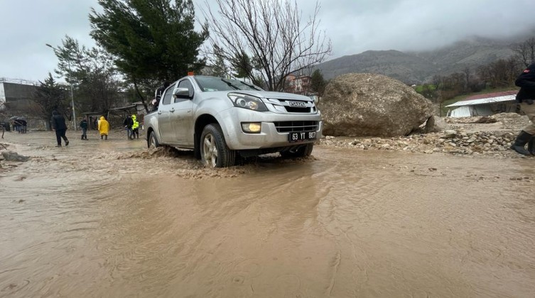 بالفيديو: مصرع 9 أشخاص وفقدان آخرين جراء فيضانات شرق تركيا