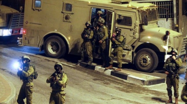 الاحتلال يعتقل ناشطًا مقدسيًا وشابا في القدس