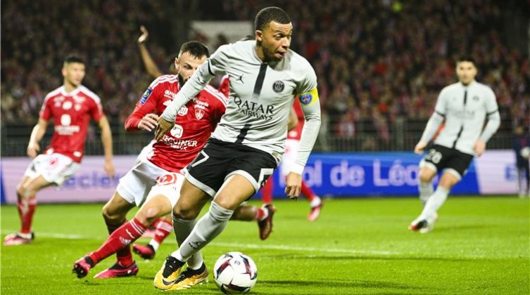 بالفيديو: مبابي يقود باريس سان جيرمان لفوز قاتل على بريست في الدوري الفرنسي