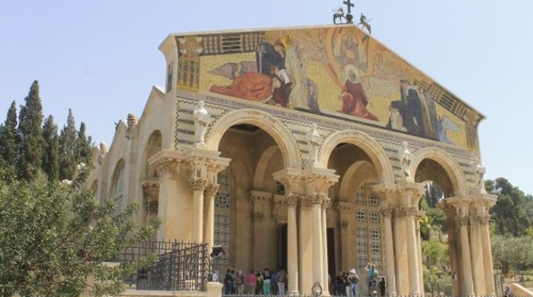بالصور: مستوطنان يحاولان الاعتداء على كنيسة الجثمانية بالقدس