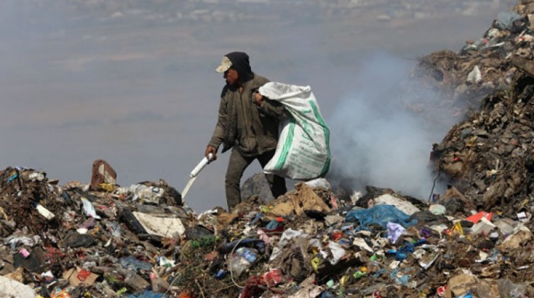 "البلدية بغزة": النيران في مكب النفايات بمنطقة جحر الديك قد تستمر لأيام