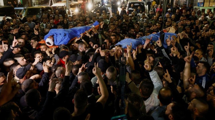 بالصور: الآلاف يشيعون شهداء مجزرة جنين الستة
