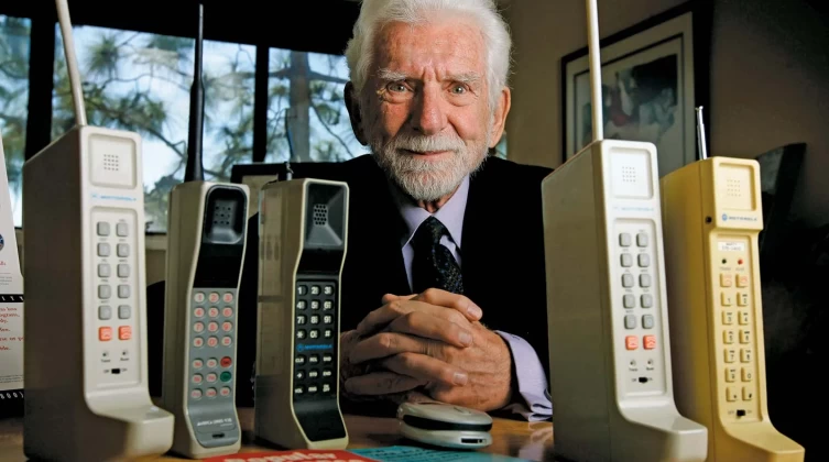 مبتكر أول هاتف جوال: ستصبح الهواتف أجهزة مدمجة في أجسامنا