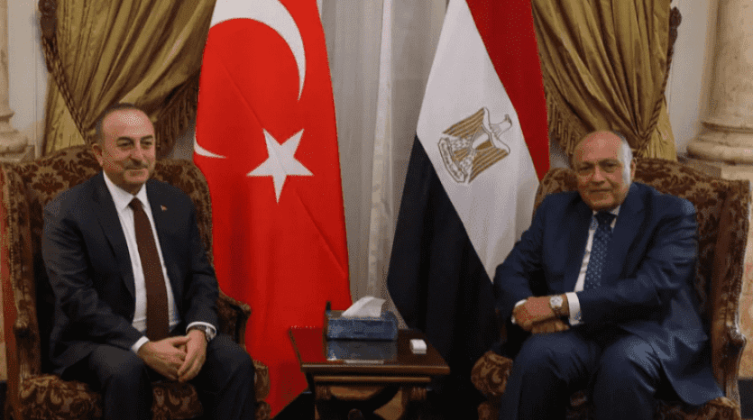 في أول زيارة منذ 10 سنوات.. وزير الخارجية التركي يصل القاهرة