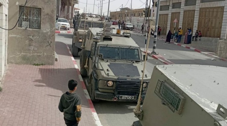 الاحتلال يقتحم بلدة بيت كاحل ويستولي على مركبة شمال الخليل