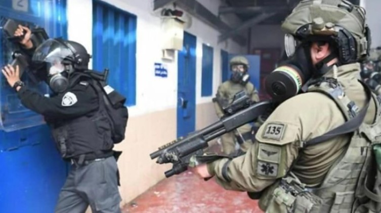 الاحتلال يقتحم سجن نفحة ويعزل أحد الأسرى