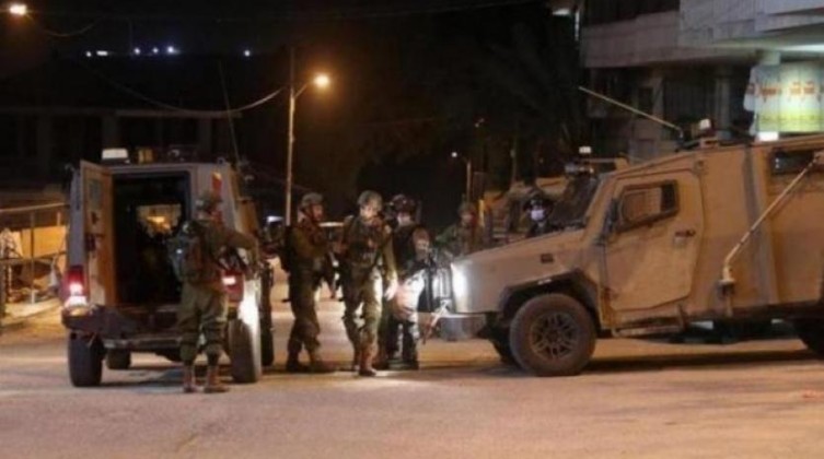 الاحتلال يغلق المدخل الشمالي لبلدة الرام شمال القدس