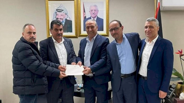 الشيخ يسلم بلدية حوارة نصف مليون دولار كتعويضات بعد هجمات المستوطنين