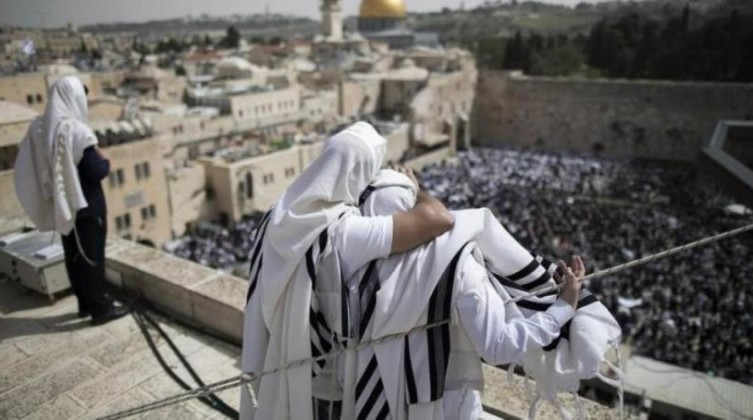 دعوات لاقتحامات واسعة للأقصى بعيد "المساخر"