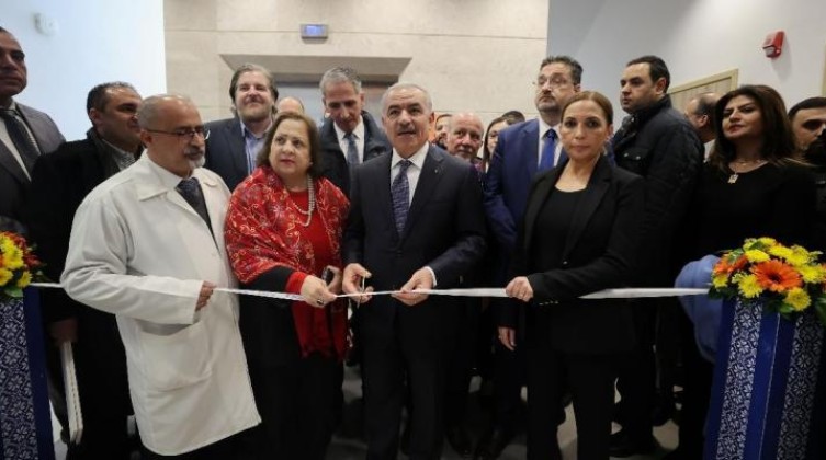 اشتية يفتتح وحدة وقسماً خاصين للأطفال في مجمع فلسطين الطبي