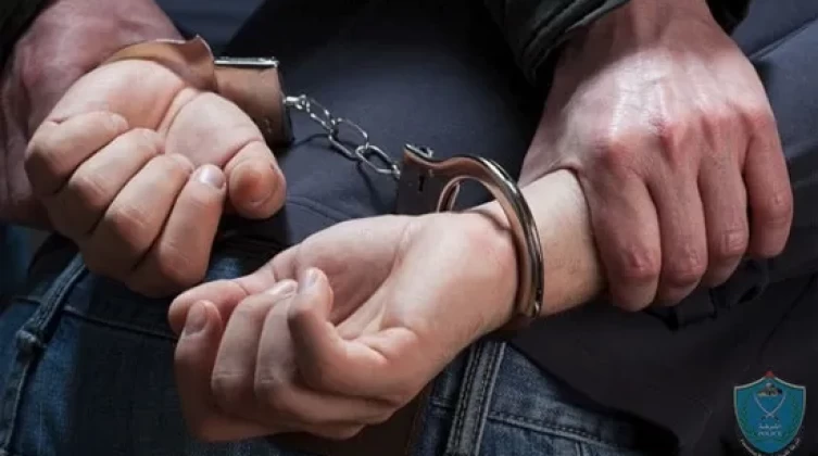 الشرطة تقبض على مطلوب ارتكب 40 جريمة سرقة في الخليل