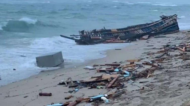 ارتفاع عدد ضحايا غرق قارب مهاجرين بإيطاليا