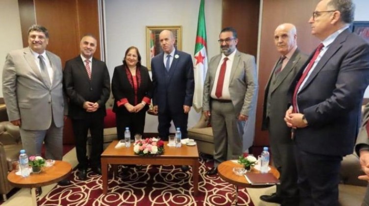 الكيلة تبحث سبل تعزيز الدعم والتعاون مع نظيرها الجزائري
