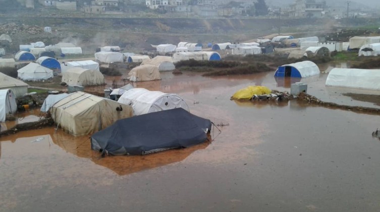 الأمطار تغمر مخيمات اللاجئين في سوريا