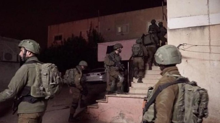 الاحتلال يشن حملة اعتقالات ومداهمات في مناطق متفرقة بالضفة