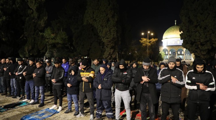 آلاف المصلين يؤدون صلاة العشاء والتراويح في المسجد الأقصى