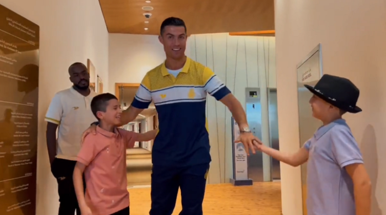 "طفل الزلزال" يحقق أمنيته ويلتقي كريستيانو رونالدو