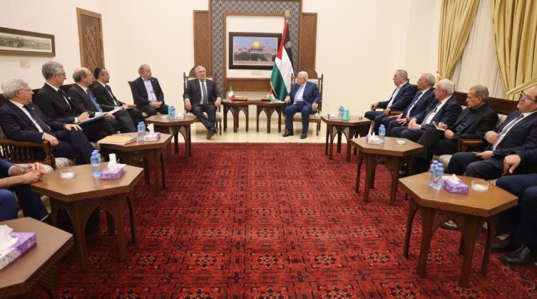 الرئيس عباس يلتقي مع وزير الخارجية الإيطالي