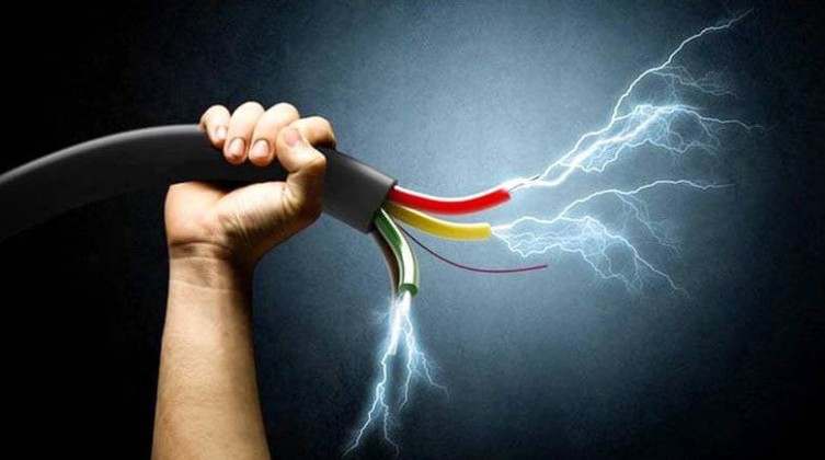 وفاة شاب بصعقة كهربائية شرق مدينة غزة