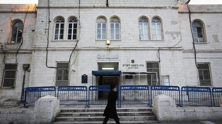 الاحتلال يقدم لائحة اتهام ضد شاب من القدس المحتلة