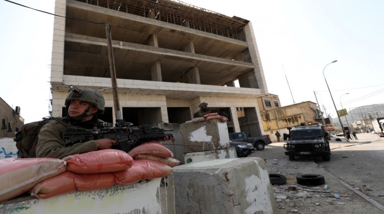 قوات الاحتلال تشدد إجراءاتها في محيط نابلس