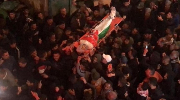 تشييع جثمان الشهيد محمد أبو كافية إلى وسط اندلاع مواجهات