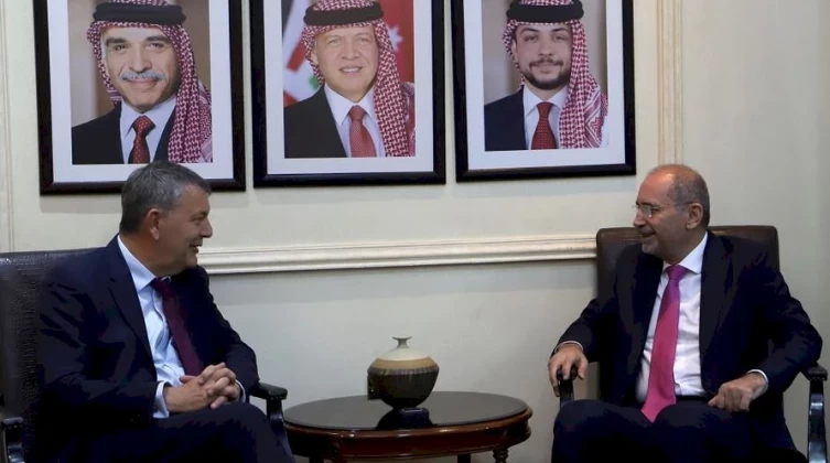 الصفدي يبحث مع لازاريني توفير الدعم المالي للأونروا