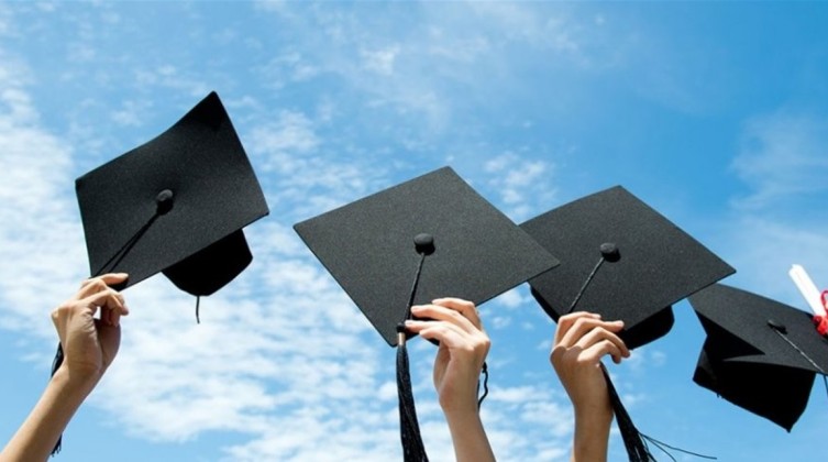 بالفيديو: مسنة تجاوز عمرها الـ 100 عام تحصل على شهادة جامعية!