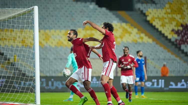 شاهد- الأهلي يواصل الصدارة بفوز مثير على سموحة بثنائية نظيفة في الدوري المصري