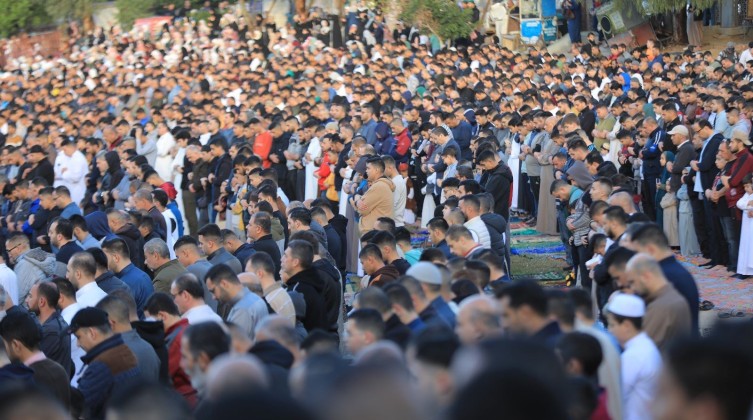 بالصور: مواطنو غزة يؤدون صلاة عيد الفطر في العراء والساحات العامة