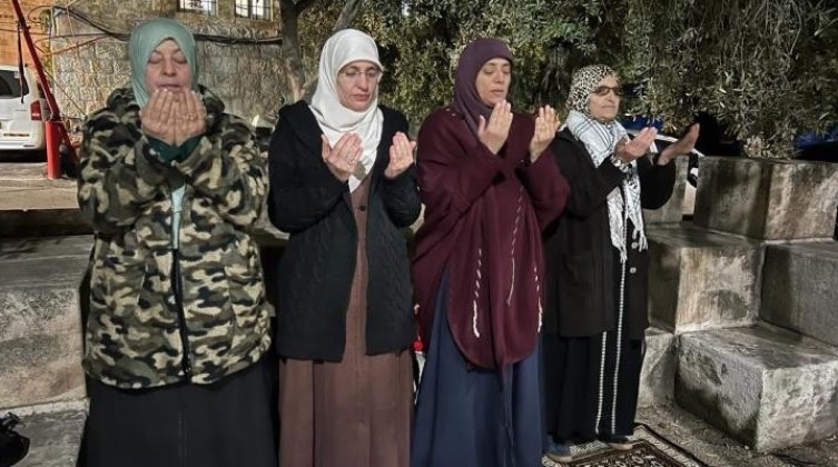بالفيديو: الاحتلال يحوّل مقدسيتين للتحقيق ويفرج عن ثالثة