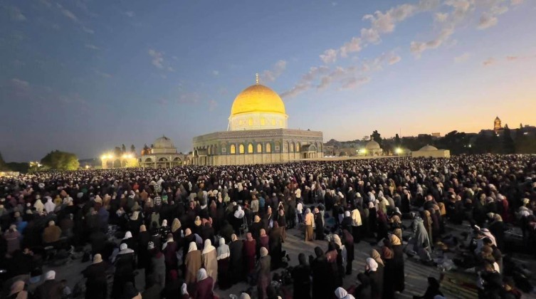 أكثر من ربع مليون فلسطيني يصلون العشاء والتراويح في المسجد الأقصى