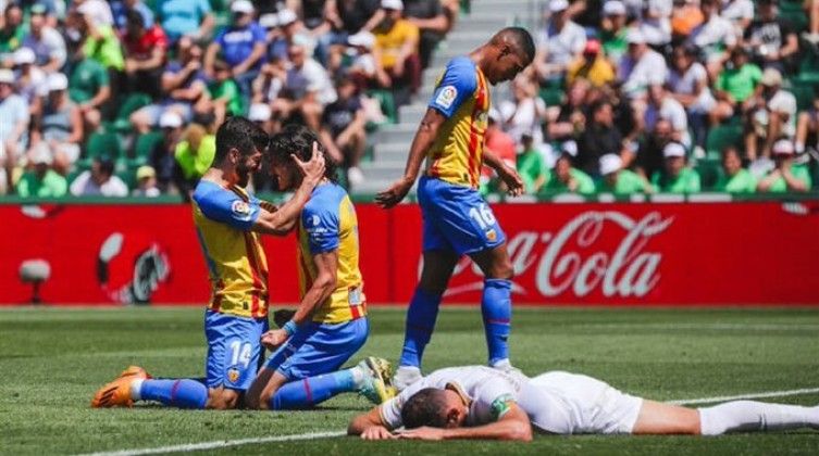 فالنسيا يهزم  إلتشي بثنائية  في الدوري الإسباني