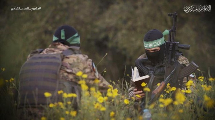 بالفيديو والصور: 100 مجاهد من كتائب القسام يسردون القرآن غيباً في جلسة واحدة