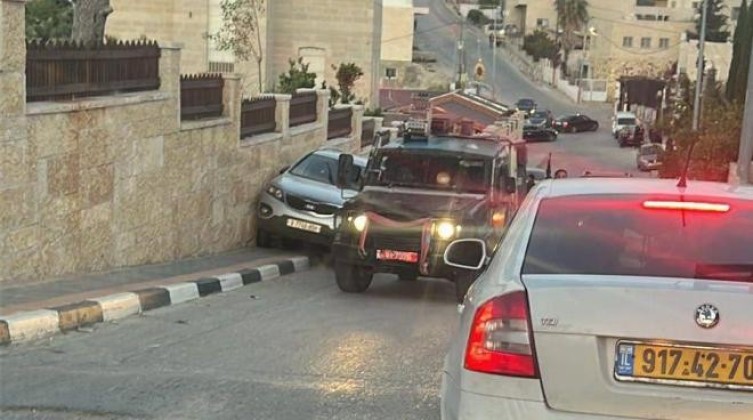الاحتلال يعتقل شاباً بعد إطلاق النار على مركبته في القدس