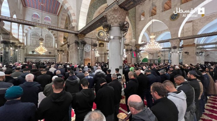 آلاف المواطنين يؤدون صلاة الفجر في المسجد الأقصى
