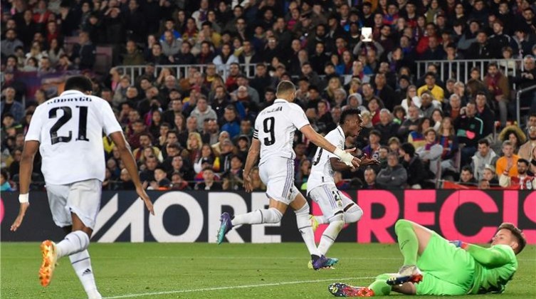 شاهد- بنزيما يقود مدريد لاكتساح برشلونة برباعية والتأهل إلى نهائي كأس ملك إسبانيا