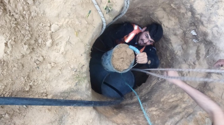 بالصور: "الدفاع المدني" بغزة ينقذ مواطناً سقط في حفرة رملية بحي الزيتون