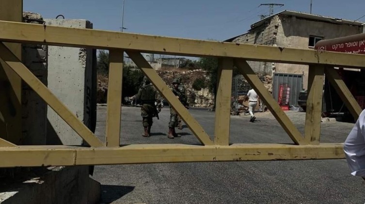 مستوطنون يغلقون المدخل الجنوبي لبلدة الخضر جنوب بيت لحم