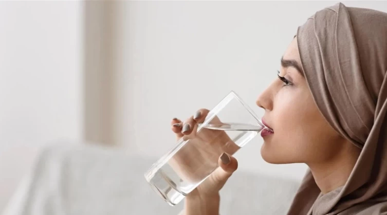 تعرف على التوقيت والكمية الأنسب لشرب الماء في رمضان