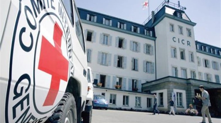 الصليب الأحمر يتحدث عن سبب إغلاق مقرات له في الضفة وغزة