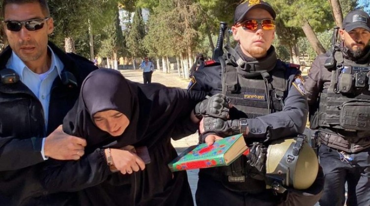 بالفيديو: الاحتلال يعتقل شابة تركية بوحشية من "الأقصى"