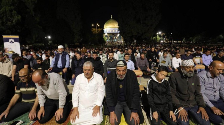 70 ألف مصلٍ أدوا صلاة العشاء والتراويح في "الأقصى"