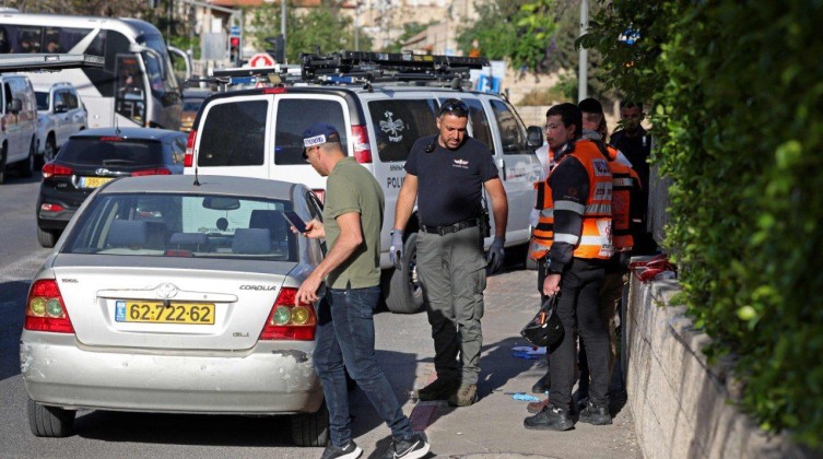 بالفيديو والصور: إصابة مستوطنين بعملية إطلاق نار في حي الشيخ جراح بالقدس